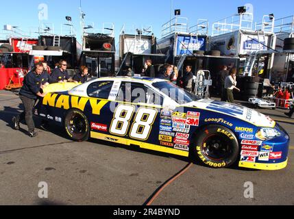 Mitglieder DER US Navy von JR Motorsports drängen den Navy Chevrolet Monte Carlo Nr. 88 vor dem Training auf dem Daytona International Speedway zum Boxenruder. Stockfoto