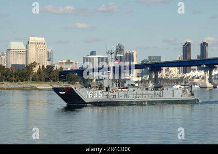 LANDING Craft Utility One Six Three Five (LCU-1635) der US Navy Landing Craft Unit One (ACU-1) erscheint unter der Coronado Bay Bridge, während Familienmitglieder ihre Ankunft erwarten. Stockfoto