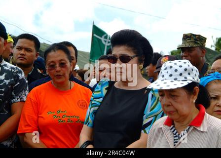 Die Ehefrau DER US Navy des verstorbenen philippinischen Präsidenten Ferdinand Marcos, Imelda Marcos, betet in der Nähe des Ortes eines verheerenden Erdrutsches, der am 17. Februar 2006 in Süd-Leyte wütete. Stockfoto