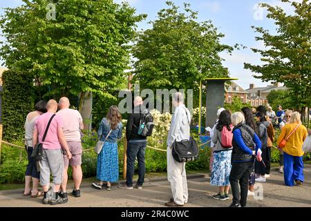 London, Großbritannien. 27. Mai 2023. Chelsea, London, Großbritannien, am 27 2023. Mai. Besucher sehen den „Rare Space“-Garten des National Brain Appeal auf der RHS Chelsea Flower Show im Royal Hospital Chelsea, London, Großbritannien am 27 2023. Mai. Kredit: Francis Knight/Alamy Live News Stockfoto