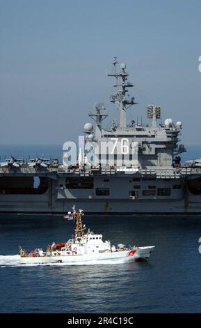 US Navy Mitglieder der US-Küstenwache, die auf dem Patrouillenboot USCGC Wrangell (WPB 1322) stationiert sind, sehen die Flugabläufe an Bord des Flugzeugträgers USS Ronald Reagan der Nimitz-Klasse (CVN 76). Stockfoto