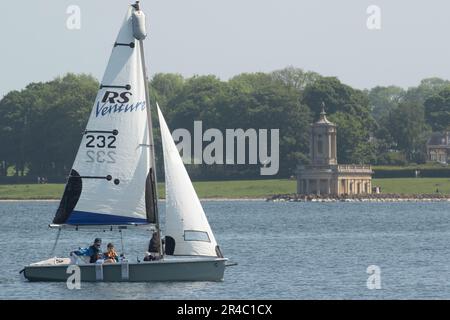 27. Mai 2023 Segelboot-Fans von Rutland, England, machen das Beste aus dem warmen Wetter in Großbritannien auf Rutland Water, da Wettervorhersage ein schönes Wochenende an einem Feiertag voraussagt. Schreiben Sie Tim Scrivener/Alamy Live News Auf Stockfoto