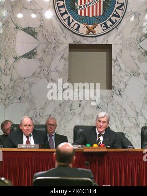 US Navy Secretary of the Navy (SECNAV), der ehrenwerte Donald C. Winter, beantwortet Fragen von Senator John Warner, dem Vorsitzenden des Senat Armed Services Committee. Stockfoto