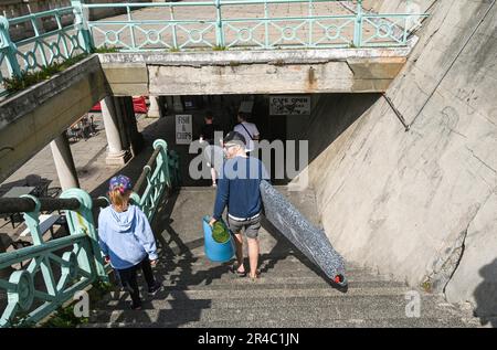 Brighton UK 27. Mai 2023 - Besucher reisen nach Brighton Beach in der Wochenendsonne, die für die nächsten Tage für den Großteil des Vereinigten Königreichs vorhergesagt wird : Credit Simon Dack / Alamy Live News Stockfoto