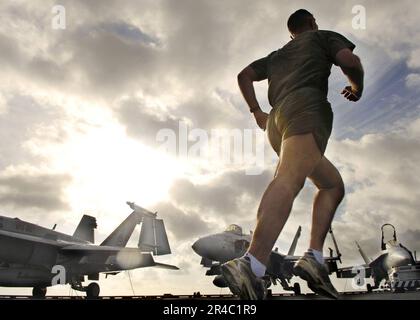 US Navy Marine Fighter Attack Squadron Two Five One (VMFA-251), kommandierender Offizier, Oberstleutnant verbringt einen Teil seines Sonntagmorgens auf dem Flugdeck. Stockfoto