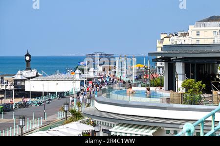 Brighton UK 27. Mai 2023 - Besucher genießen den Sonnenschein am Wochenende der Feiertage in Brighton, der für den Großteil des Vereinigten Königreichs in den nächsten Tagen vorhergesagt wird : Credit Simon Dack / Alamy Live News Stockfoto