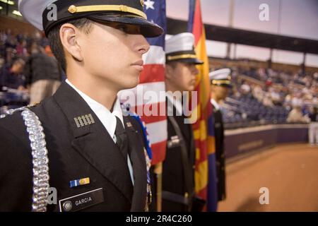 US Navy Independence High School Naval Junior Reserve Officer Training Corps (NJROTC) Schüler präsentieren Farben bei einem Baseballspiel Colorado Rockies vs. San Diego Padres. Stockfoto