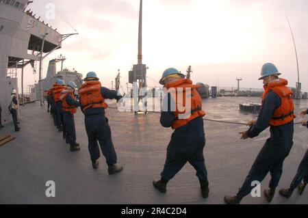 MATROSEN der US Navy Deck Department, die an Bord des amphibischen Kommandoschiffs USS Blue Ridge (LCC 19) stationiert waren, hüpfen um das Telefon und die Entfernungslinie, während das Schiff tankt. Stockfoto