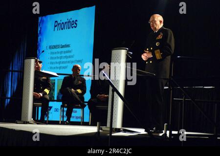 JOHN Mateczun spricht auf der 45. Jährlichen Navy Occupational Health and Preventive Medicine Conference im Hampton Roads Convention Center an. Stockfoto