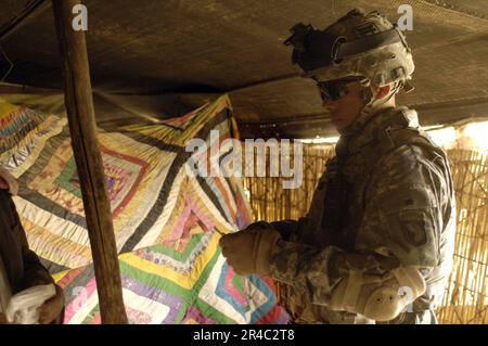 US Navy USA Army Pvt. 1. Klasse A Sanitäter mit 3. Bataillon, 320. Artillerie Regiment, bietet schmerzlindernde Medikamente für die Familie eines örtlichen Hirten Stockfoto