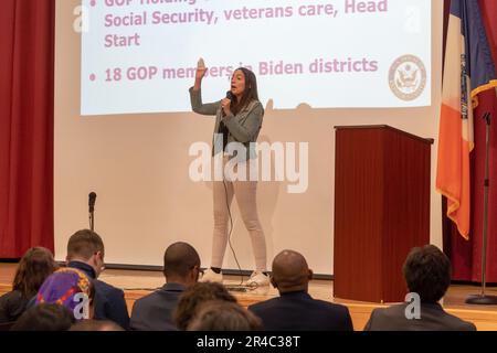 New York, Usa. 26. Mai 2023. NEW YORK, NEW YORK - MAI 26: USA Die Vertreterin Alexandria Ocasio-Cortez spricht am 26. Mai 2003 bei einer Versammlung in der Corona Arts and Sciences Academy im Stadtteil Queens in New York City. Kredit: SOPA Images Limited/Alamy Live News Stockfoto