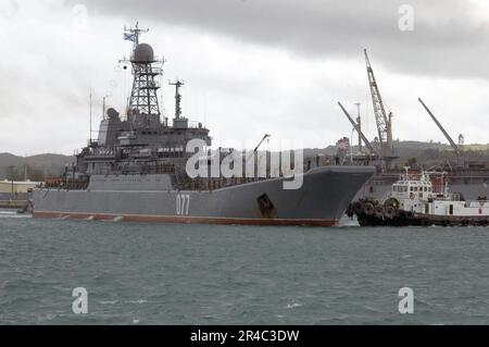 US Navy das russische Föderierte Navy (RFN)-Panzerlandeschiff BDK-11 bereitet sich auf das Anlegen im Hafen von Apra vor. Stockfoto