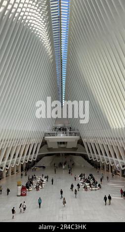 Ein Blick auf das Innere eines großen, mehrstöckigen Gebäudes mit einem modernen oculus-Architekturmerkmal im Zentrum Stockfoto