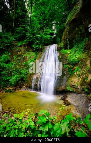 Dieses atemberaubende Bild zeigt einen rauschenden Wasserfall in einem üppigen, tropischen Dschungel Stockfoto