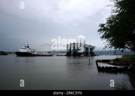 US Navy das Sea-basierte X-Band Radar (SBX 1) verlässt Pearl Harbor auf dem Weg zu seinem Homeport in Adak, Alaska auf den Aleuten Inseln. Stockfoto