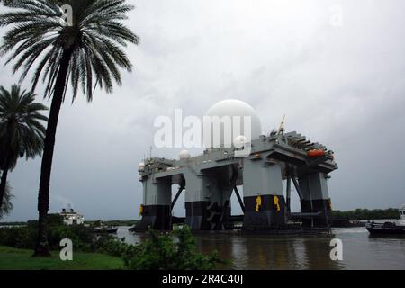 US Navy das Sea-basierte X-Band Radar (SBX 1) verlässt Pearl Harbor auf dem Weg zu seinem Homeport in Adak, Alaska auf den Aleuten Inseln. Stockfoto