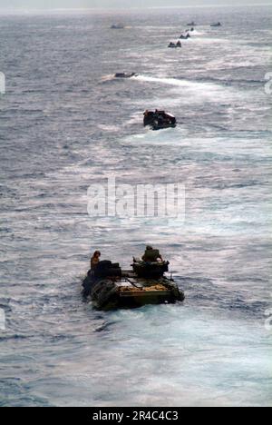 US Navy Amphibious Assault Vehicles (AAV), die der 31. Marine Expeditionary Unit (MEU) zugewiesen sind, verlassen das Bohrlochdeck. Stockfoto