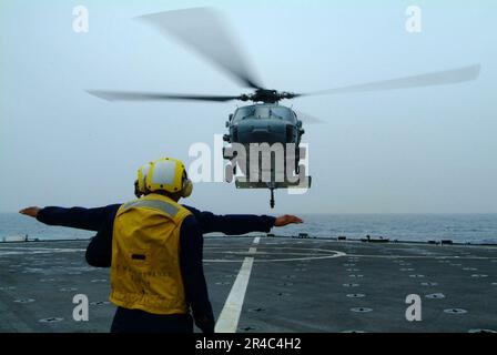 US Navy Landing Signal Enlisted (LSE) Boatswain's Mate Seaman startet einen MH-60s Seahawk Hubschrauber. Stockfoto