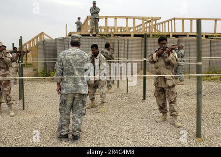 US Navy Army Sgt., Hauptquartier-Kompanie, 1. Bataillon, 327. Infanterie-Regiment, beobachtet, wie irakische Soldaten des 5. Bataillons während Militäroperationen ein Gewächshaus angreifen Stockfoto