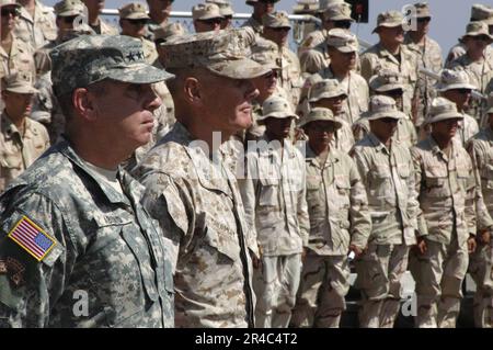 Kommandant DER US-Marine, Zentralkommando der Vereinigten Staaten, USA Army General John Abizaid, Left und USA Marinekorps, Generalmajor Timothy Ghormley, steht während einer Zeremonie zum Kommandowechsel zusammen. Stockfoto