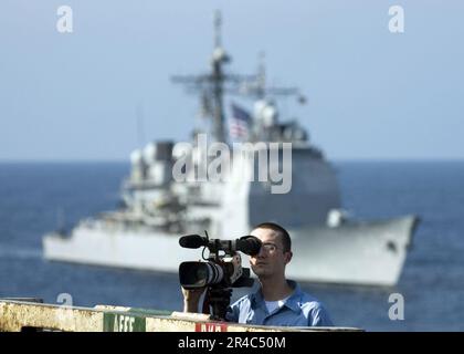 US Navy Journalist 2. Class nimmt Video auf dem Flugdeck des Flugzeugträgers USS Abraham Lincoln der Nimitz-Klasse (CVN 72) auf. Stockfoto