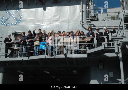 US Navy Amphibious Dock Landungsschiff USS Carter Hall (LSD 50) Seeleute winken mit Kindern aus einem lokalen kroatischen Waisenhaus. Stockfoto