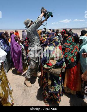 US Navy Journalist der 2. Klasse, der Combat Camera zugewiesen ist, kombinierte Joint Task Force-Horn von Afrika, dokumentiert die Dorfbewohner. Stockfoto