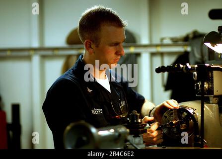 US Navy Machinery Servicebetrieb Klasse 3. bohrt in der Reparaturwerkstatt ein Metallstück ein. Stockfoto