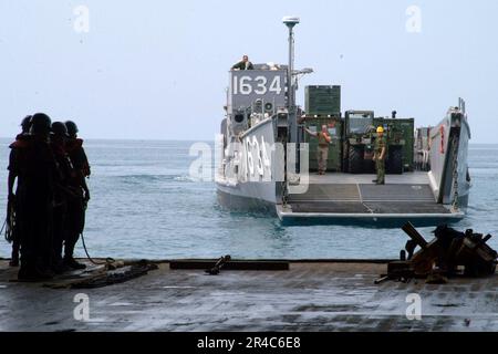 US Navy Amphibious Transportschiff USS Juneau (LPD 10) Decksmatrosen warten auf Landing Craft Utility One Six Three Four (LCU-1634). Stockfoto