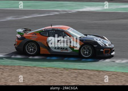 11-20-2022 PORTUGAL, LISSABON: Caterham Festival - Autorennen - schwarz-orangefarbener porsche Sportwagen mit einem Haufen Aufkleber auf dem Korpus. Mitten im Bild Stockfoto