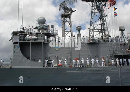 US Navy-Matrosen bewachen die Schienen, während die geführte Raketenfregatte USS Crommelin (FFG 37) Pearl Harbor für eine viermonatige Kreuzfahrt in die USA verlässt Navy ist 7.-Flotten-Einsatzgebiet. Stockfoto