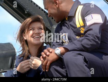 US Navy Sgt. Crew Chief der Blue Angels ^7 Flugzeug, besprechen Sie Sicherheit mit RCA-Aufnahmeständigerin und amerikanischer Idol Gewinner Kelly Clarkson vor dem Flug Stockfoto