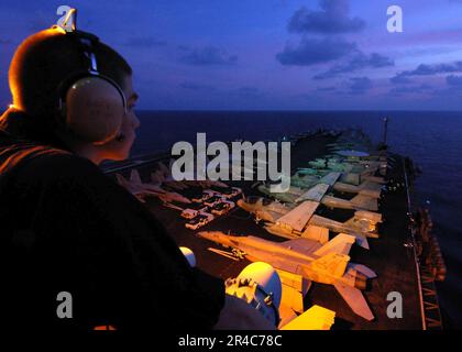 DER US Navy Operations Specialist Seaman beobachtet die Signalbrücke an Bord des Flugzeugträgers USS Abraham Lincoln (CVN 72) der Nimitz-Klasse. Stockfoto