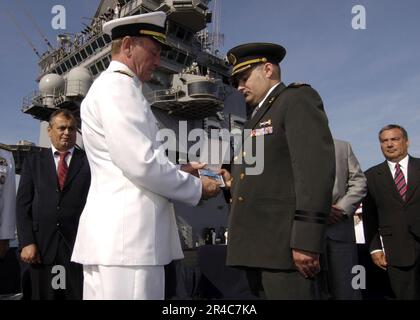 US Navy Commander, USA Admiral Harry Ulrich, Europaadmiral der Marine, überreicht die Ehrenmedaille an den pensionierten kroatischen Oberstleutnant. Stockfoto