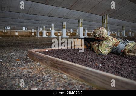 USA Mark Carrillo, ein Crewmitglied der 250. Engineer Company, Connecticut Army National Guard, Setzt ein Papierziel ein, um seinen M4A1-Karabiner vor dem Stressabwurf des 2023. Connecticut Army National Guard Best Warrior Competition im Connecticut Army National Guard Training Center East Haven Rifle Range, East Haven, Connecticut, 24. März 2023, auf Null zu setzen. Der Wettkampf zog Soldaten aus der Connecticut Army National Guard an, und über einen Zeitraum von drei Tagen standen diese Wettkämpfer bei einer Vielzahl von Veranstaltungen gegeneinander an, bei denen sie ihre körperliche Aktivität testeten Stockfoto