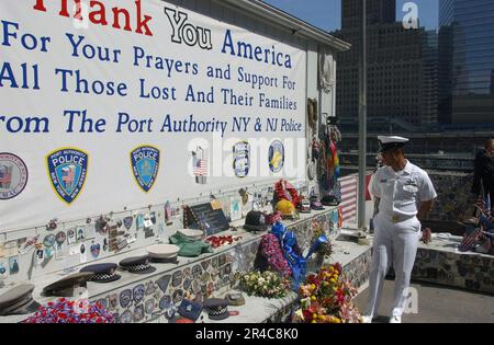 US Navy Chief Boatswain's Mate sieht eine Gedenkstätte am World Trade Center Ground Zero. Stockfoto