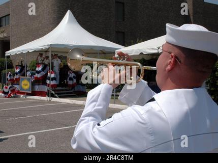 US Navy Ein Bugler spielt nach dem Memorial Service, um die 54 U-Boote im Zweiten Weltkrieg zu ehren Stockfoto