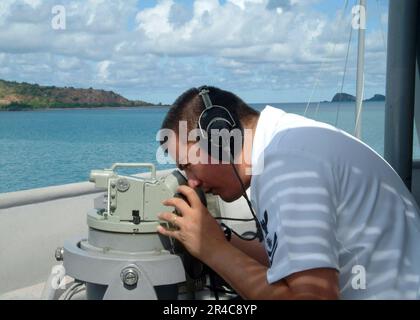 US Navy Quartermaster 2. Class liest sich auf dem Mine-Kriegsschiff USS Patriot (MCM 7) der Avenger-Klasse. Stockfoto