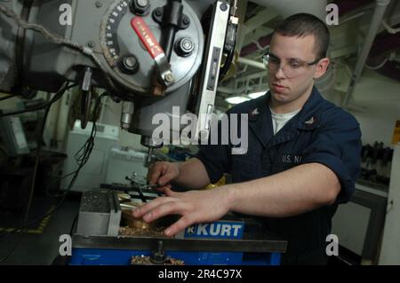 US Navy Machinery Servicebetrieb Klasse 3. entfernt Metallspäne nach dem Fräsen eines Stockfoto