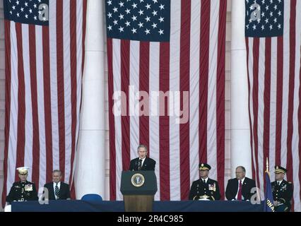 DER US-Marinepräsident George W. Bush hält während der Feierlichkeiten zum Memorial Day im Amphitheater des Nationalfriedhofs Arlington eine Rede. Stockfoto