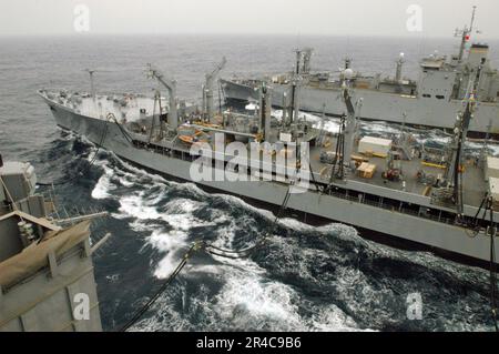 US-Marine das militärische Sealift-Kommando (MSC), das derzeit zur Wiederauffüllung anläuft, führt eine zweifache Wiederauffüllung auf See (RAS) durch. USNS Yukon (T-AO 202). Stockfoto