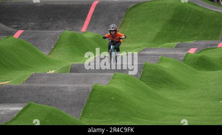 Shenyang. 27. Mai 2023. Ein junger Fahrer fährt am 27. Mai 2023 auf der Strecke des Shenyang International Pump Track Park in Shenyang in der nordchinesischen Provinz Liaoning. Kredit: Pan Yulong/Xinhua/Alamy Live News Stockfoto