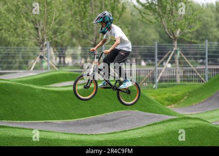 Shenyang. 27. Mai 2023. Ein junger Fahrer fährt am 27. Mai 2023 auf der Strecke des Shenyang International Pump Track Park in Shenyang in der nordchinesischen Provinz Liaoning. Kredit: Pan Yulong/Xinhua/Alamy Live News Stockfoto