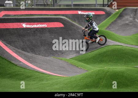 Shenyang. 27. Mai 2023. Ein junger Fahrer fährt am 27. Mai 2023 auf der Strecke des Shenyang International Pump Track Park in Shenyang in der nordchinesischen Provinz Liaoning. Kredit: Pan Yulong/Xinhua/Alamy Live News Stockfoto