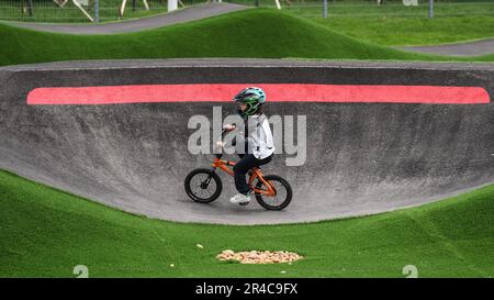 Shenyang. 27. Mai 2023. Ein junger Fahrer fährt am 27. Mai 2023 auf der Strecke des Shenyang International Pump Track Park in Shenyang in der nordchinesischen Provinz Liaoning. Kredit: Pan Yulong/Xinhua/Alamy Live News Stockfoto