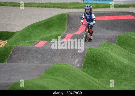 Shenyang. 27. Mai 2023. Ein junger Fahrer fährt am 27. Mai 2023 auf der Strecke des Shenyang International Pump Track Park in Shenyang in der nordchinesischen Provinz Liaoning. Kredit: Pan Yulong/Xinhua/Alamy Live News Stockfoto