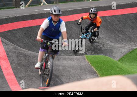 Shenyang. 27. Mai 2023. Am 27. Mai 2023 reiten junge Fahrer auf der Strecke des Shenyang International Pump Track Park in Shenyang in der nordchinesischen Provinz Liaoning. Kredit: Pan Yulong/Xinhua/Alamy Live News Stockfoto