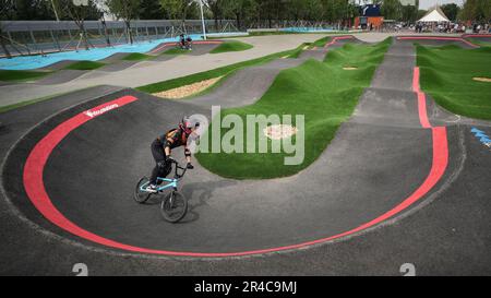 Shenyang. 27. Mai 2023. Ein junger Fahrer fährt am 27. Mai 2023 auf der Strecke des Shenyang International Pump Track Park in Shenyang in der nordchinesischen Provinz Liaoning. Kredit: Pan Yulong/Xinhua/Alamy Live News Stockfoto