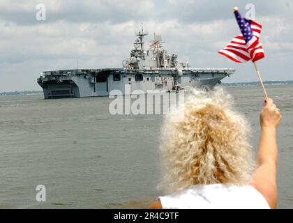 FAMILIEN der US Navy verabschieden sich, wenn die Matrosen an Bord des Amphibienschiffs USS Nashville (LPD 13) und des Amphibienschiffs USS Iwo Jima (LHD 7) die Naval Station Norfolk verlassen. Stockfoto