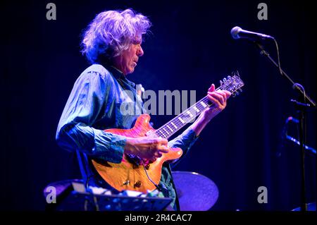 John Etheridge auf der Gitarre mit der Veteran-Jazz-Rock-Band Soft Machine, City Variety Hall, Leeds, 27. Mai 2023. Stockfoto